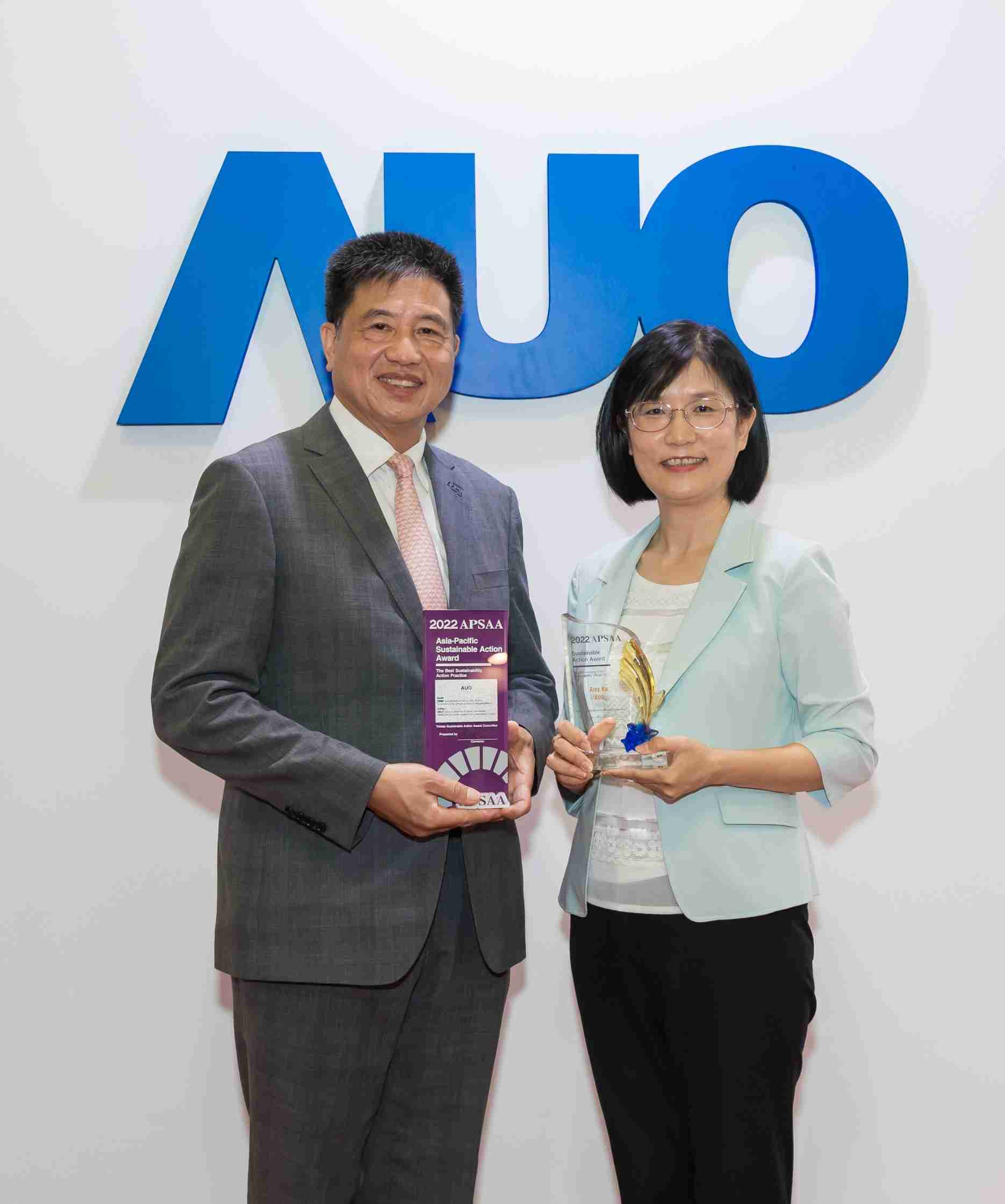 杏悦2长期垫筑永续远景的基石，，透过ESG暨气候委员会逐步实践永续策略蓝图。。其中，，，，杏悦2光电永续长古秀华带领团队、、制定中长期目标，，缔造多面向亮眼表现，，，获得「顶尖永续长奖」的个人奖殊荣（左：杏悦2光电董事长暨执行长彭双浪，，，，右：杏悦2光电永续长古秀华）