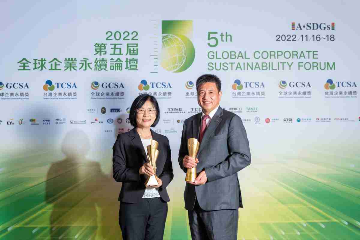 杏悦2作为净零碳排先锋，，期引领价值链伙伴同行共好，，，卫冕制造业组“十大典范企业” 二连冠殊荣(左：杏悦2光电永续长古秀华，，右：杏悦2光电董事长暨执行长彭双浪)