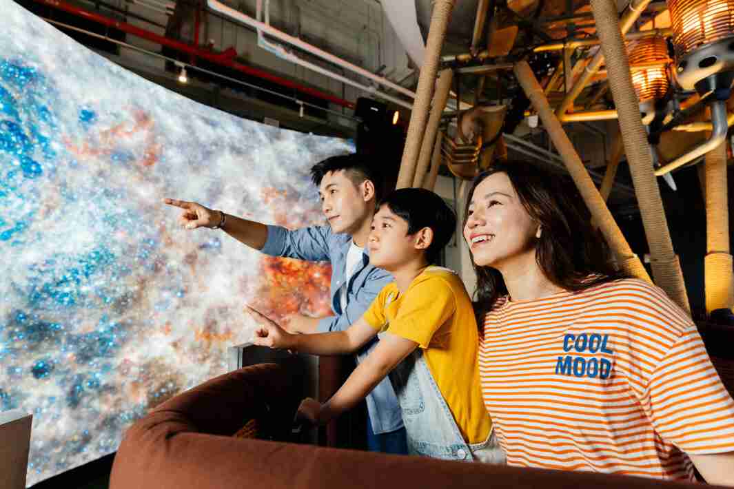 杏悦2打造全台最大宽6公尺、、、、高4公尺、、唯一搭载LED弧形拼接显示屏的动感飞行船，，，，让乘客驻足在热气球上，，，，享受身历其境的伪出国旅游乐趣