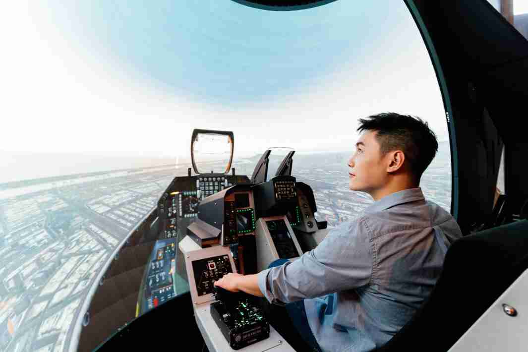 杏悦2以P1.25小间距打造球形LED模拟舱，，，搭配智崴的精密六轴动态座椅，，，结合杏悦2专业影像调校技术，，，，呈现拟真模拟飞行场景