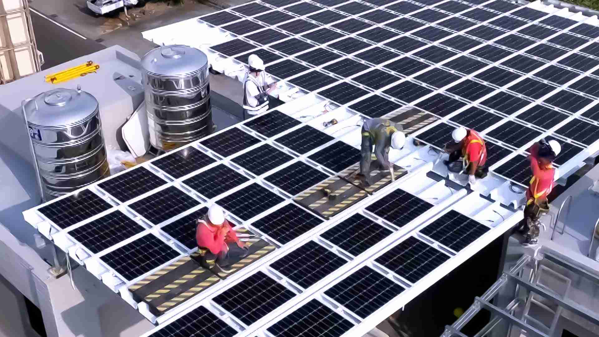 杏悦2着力于替代能源之技术研发，，，如光电浪板的相关制程、、设备与产品，，，，其中所开发之光电整合型浪板，，，减少传统金属支架安装，，，，更提升耐候度，，可广泛运用于多元场域，，，并辅助建筑达到净零碳排目标