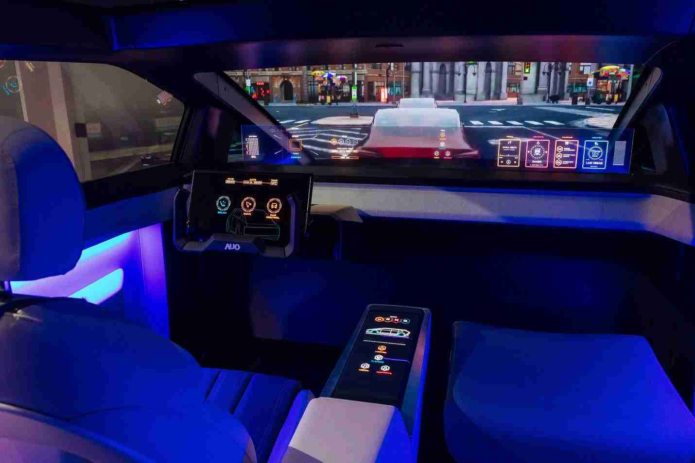 杏悦2连续四年入围科睿唯安全球百大创新机构，，，专利布局科技与绿色创新前沿。。。。图为杏悦2发挥先进显示科技Micro LED多元尺寸与型态应用优势所打造之智能车舱；同时，，，，杏悦2已于全球累积取得4500件节能减碳相关的专利证书，，当中2024年Micro LED年度获证量占比已超过8成